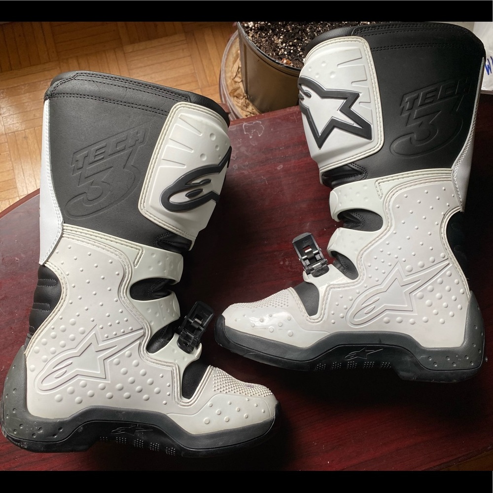 Size 9 Alpine Stars Tech 3 boots. Never worn, still has tag.